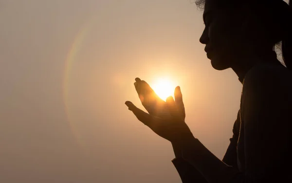Günbatımında Dua Eden Sadık Kadın Silueti Din Inanç Dua Maneviyat — Stok fotoğraf
