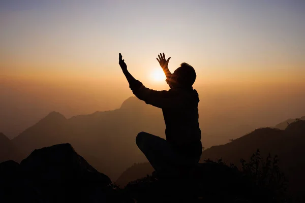 Silhuetten Man Ber Till Gud Berget Händer Med Tro Religion — Stockfoto