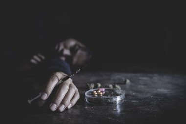 Uyuşturucu bağımlısı, şırıngalı genç bir kadın, uyuşturucu bağımlılığı konsepti, Uluslararası Uyuşturucu Bağımlılığını Durdur Günü.