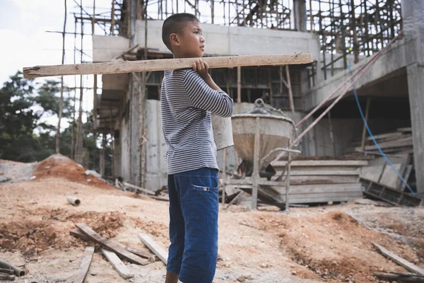 Nşaat Alanında Çok Çalışan Çocuklar Çocuk Işçiler Dünya Çocuk Emekçilerine — Stok fotoğraf