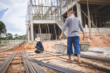 Şantiyede çocuk işçiliğine karşı çalışan yoksul çocuklar, Dünya Çocuk İşçiliği ve Kaçakçılık Kavramı.