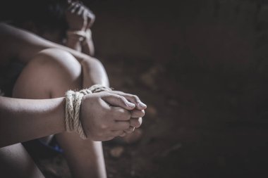 Kayıp, tacize uğramış, rehin alınmış duygusal stres ve acı içinde iple bağlanmış bir kadının, insan ticaretinin, şiddeti suiistimal etmekten vazgeçin..