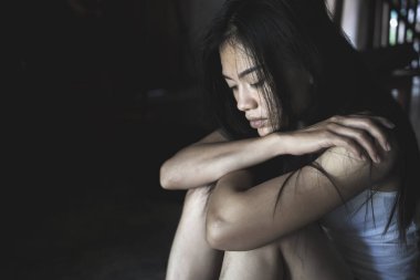 Depresyonda olan genç bir kadın, aile içi şiddet ve tecavüz. Şiddeti, insan ticaretini, kadınlara karşı şiddeti durdurmayı bırakın. İnsan bir ürün değildir. Kadın istismarını, insan hakları ihlallerini durdurun.