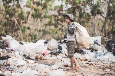 Çocuklar yoksulluk, Dünya Çevre Günü, çocuk işçiler, insan kaçakçılığı, yoksulluk konsepti yüzünden satılmaya devam edilecek çöplükler.