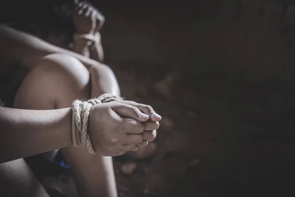 Manos Una Mujer Secuestrada Maltratada Rehén Víctima Atada Con Cuerda — Foto de Stock