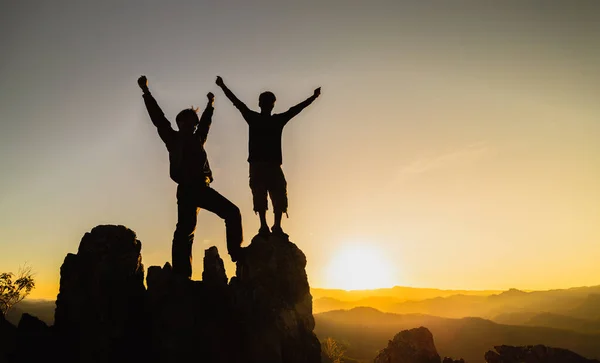 Silhouette Von Wanderern Die Die Felswand Erklimmen Teamwork Von Zwei — Stockfoto