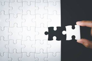 İş kavramı, Hand görevi tamamlamak için yapbozun son parçasını yerleştirdi..