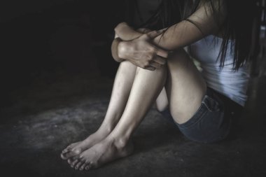 Bir kadın, onun çözemeyeceği sorunlar yaşıyor. Depresyon ve Endişe.