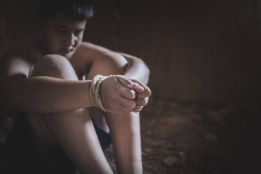 Fiziksel ve zihinsel tacize uğramak. İnsan kaçakçılığı mağdurları, çocuk işçiler, çocuk ve insan haklarına yönelik şiddete son verme fikri.