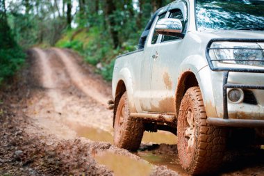 Offroad seyahat ve sürüş konsepti çamurlu bir yolda çamurlu bir arazide tekerlek kaplaması, çamurlu bir yolda off-road yolculuğu..