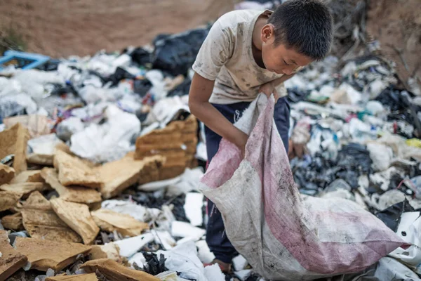 可怜的男孩在口袋里捡垃圾谋生 贫穷儿童与贫穷的概念 — 图库照片