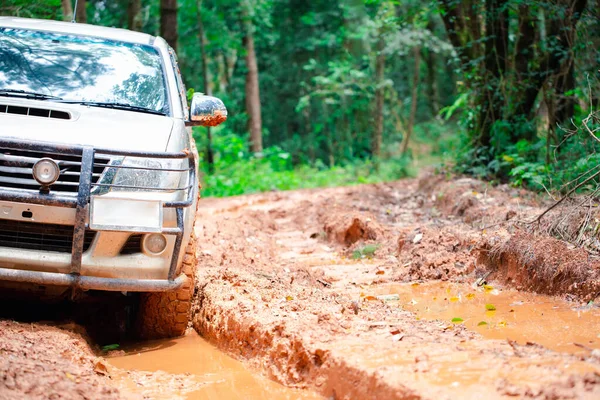 Kirli offroad araba, çamur kırsal road, Off-road lastikleri, offroad seyahat ve sürüş kavramı üzerinde Suv kaplı.