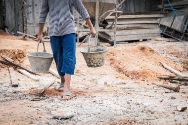 Fakir çocuklar 10 Aralık 'ta inşaat, şiddet, çocuk ve kaçakçılık, çocuk işçi karşıtı, Haklar Günü' nde çalışmaya zorlanıyorlar..