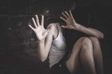Depresyonda olan genç bir kadın, aile içi şiddet, tecavüz, dövülmüş ve tecavüze uğramış, aile içi şiddet. Boşluğu kopyala.