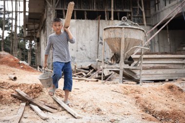 Yoksulluk ve çocuk işçiliği kavramı, inşaat sahalarında çalışan çocuklar, çocuk işçiliği, fakir çocuklar, inşaat işleri, şiddet çocukları ve kaçakçılık kavramına karşı çalışan çocuklar.