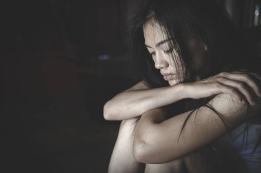 Bir kadın, onun çözemeyeceği sorunlar yaşıyor. Depresyon ve Endişe.