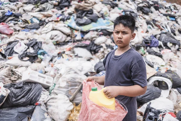 垃圾堆上的可悲儿童 捡垃圾卖的男孩 贫穷概念 童工和贩运人口 — 图库照片