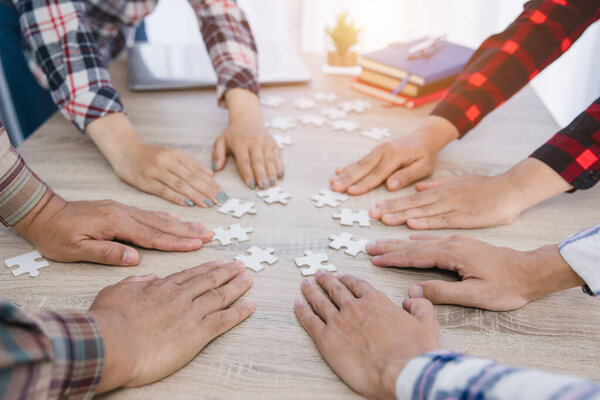Groupe Gens Affaires Mettre Main Sur Une Table Avec Des — Photo
