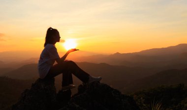 İnsan elleri avuçlarını açıp ibadete başlar. Tanrı 'ya inanç ve dine inançla dua eden, Tanrı' yı kutsamayan, Katolik Paskalya Paskalya Paskalya Paskalya Paskalya Paskalya Paskalyası için dua eden. Hıristiyan Dini kavramı.