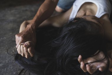 Kadınlara yönelik cinsel taciz ve tecavüz kavramı aile içi şiddet ve istismar mağduru bir kadın. Koca, karısına gözdağı veriyor. Karısını döven bir adam aile içi şiddeti resmediyor..