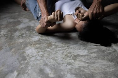 Erkekler kadınlara şiddet uyguluyor, koca karısını dövüyor, aile içi şiddet ve istismar, aile içi şiddet kavramı.