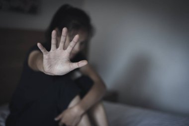 Kadınlara karşı cinsel taciz ve tecavüz kavramı. Kadınlara yönelik şiddeti ve cinsel istismarı durdurun, insan ticaretini durdurun ve kadınlara yönelik şiddeti durdurun.