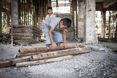 İnşaat işi yapmaya zorlanan fakir çocuklar, çocuk işçiliği, istismarı çocuk hakları, insan kaçakçılığı mağdurları, Çocuk İşçilerine Karşı Dünya Günü.