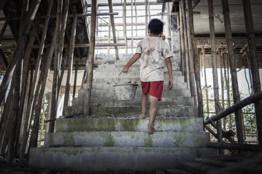 İnşaat işi yapmaya zorlanan fakir çocuklar, çocuk işçiliği, istismarı çocuk hakları, insan kaçakçılığı mağdurları, Çocuk İşçilerine Karşı Dünya Günü.