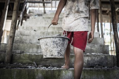 İnşaat işi yapmaya zorlanan fakir çocuklar, çocuk işçiliği, istismarı çocuk hakları, insan kaçakçılığı mağdurları, Çocuk İşçilerine Karşı Dünya Günü.