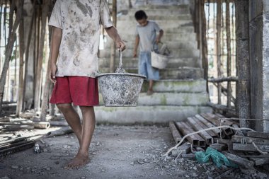 İnşaat işi yapmaya zorlanan fakir çocuklar, çocuk işçiliği, istismarı çocuk hakları, insan kaçakçılığı mağdurları, Çocuk İşçilerine Karşı Dünya Günü.