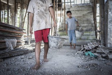 İnşaat işi yapmaya zorlanan fakir çocuklar, çocuk işçiliği, istismarı çocuk hakları, insan kaçakçılığı mağdurları, Çocuk İşçilerine Karşı Dünya Günü.