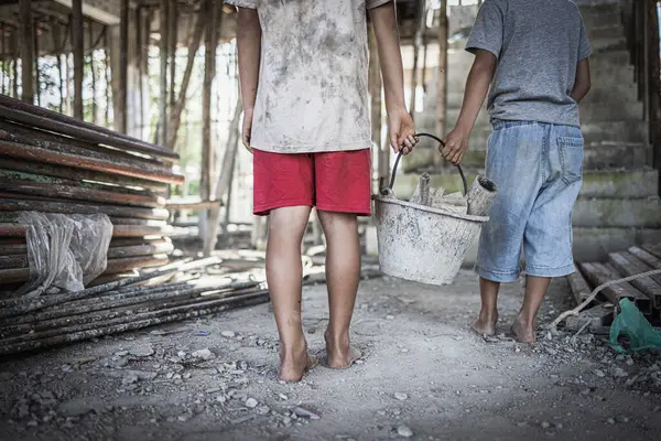 Arme Kinder Die Gezwungen Werden Bauarbeiten Verrichten Kinderarbeit Missbrauch Für Stockfoto