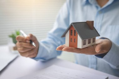 Emlakçılar ev satın alma sözleşmeleri, emlak yatırımları, ev satışları ve ev sigortası kavramlarını, ev kredilerini tartışıyor.