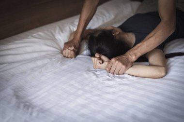  Kadın istismarını, insan hakları ihlallerini durdurun. Bir erkeğin el ele tutuşması, cinsel taciz ve tecavüz kavramı, kaçakçılıkla mücadele ve kadınlara yönelik şiddeti durdurma.