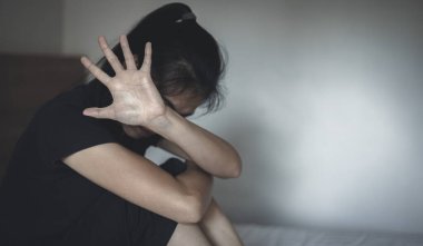 Kadınlara yönelik cinsel taciz ve şiddeti, tecavüz ve cinsel istismar kavramını, kadınlara yönelik şiddeti ve tecavüzü durdurma kavramını durdurun. Uluslararası Kadınlar Günü