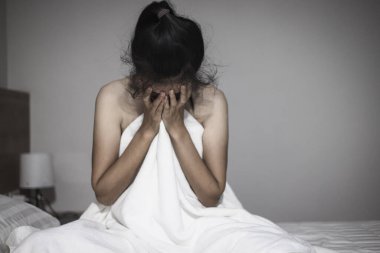 Depresyonda olan genç bir kadın, aile içi şiddet ve tecavüz. Şiddeti, insan ticaretini, kadınlara karşı şiddeti durdurmayı bırakın. İnsan bir ürün değildir. Kadın istismarını, insan hakları ihlallerini durdurun.