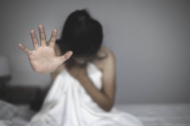 Kadınlara karşı cinsel taciz ve tecavüz kavramı. Kadınlara yönelik şiddeti, cinsel istismarı, insan kaçakçılığını durdurmak, Kadınlara Yönelik Şiddeti Kaldırma Günü.