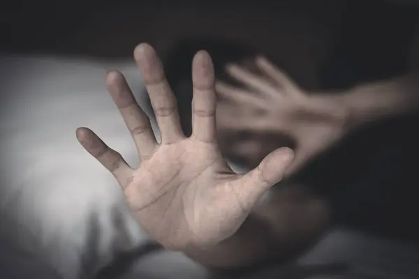 Kadınlara karşı cinsel taciz ve tecavüz kavramı. Kadınlara yönelik şiddeti, cinsel istismarı, insan kaçakçılığını durdurmak, Kadınlara Yönelik Şiddeti Kaldırma Günü.