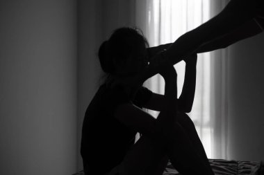 Depresyonda olan genç bir kadın, aile içi şiddet, tecavüz, dövülmüş ve tecavüze uğramış, aile içi şiddet. Boşluğu kopyala.