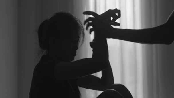 Силуэт Мужчины Напавшего Беззащитную Женщину Концепция Прекращения Насилия Отношении Женщин — стоковое видео