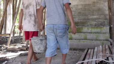 İnşaat işi yapmaya zorlanan fakir çocuklar, çocuk işçiliği, istismarı çocuk hakları, insan kaçakçılığı mağdurları, Çocuk İşçilerine Karşı Dünya Günü.