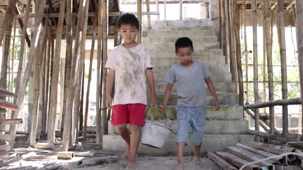 Бідні Діти Змушені Виконувати Будівельні Роботи Дитячу Працю Зловживання Правами — стокове відео