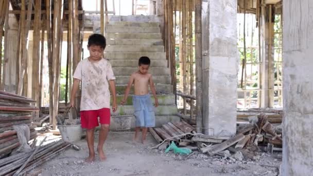 貧しい子供たちは 建設作業 児童労働 児童の権利への虐待 人身売買の犠牲者 児童労働に対する世界デーを強制しました — ストック動画