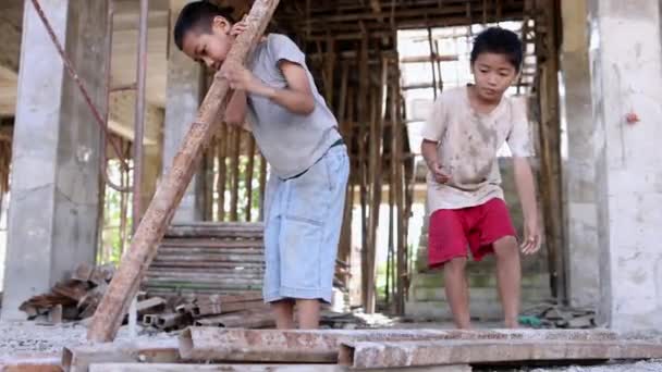 貧しい子供たちは 建設作業 児童労働 児童の権利への虐待 人身売買の犠牲者 児童労働に対する世界デーを強制しました — ストック動画