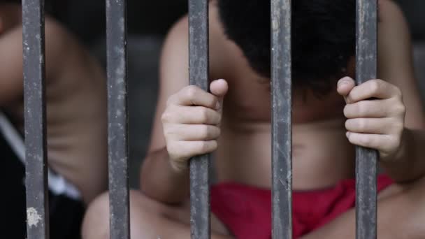 儿童暴力和虐待 停止虐待男孩暴力 角度上的儿童束缚 人口贩运 人权日概念 — 图库视频影像