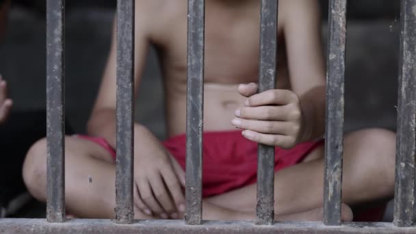 子供の暴力と虐待 停止の乱用少年暴力 世界人権デーの概念に子ボンテージ — ストック動画