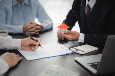 Emlak komisyoncusu, ev kredisi ve ev sigortası için sunum ve danışmanlık yapıyor, ev modeli alıp satıyor..