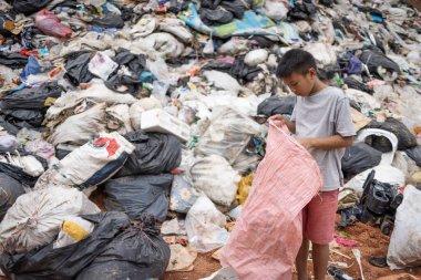 Fakir çocuklar çöplükte satacak plastik atık seçiyorlar. Okulda olmayan çocuklar, yoksulluk..