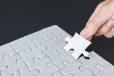 Yapboz, iş çözümleri, başarı ve strateji kavramını birleştiren kadının eli