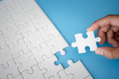 Yapboz, iş çözümleri, başarı ve strateji kavramını birleştiren kadının eli